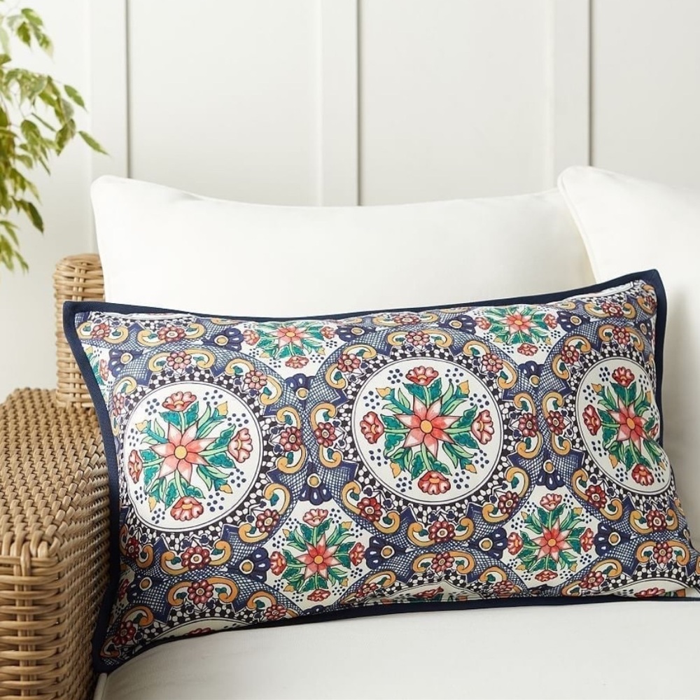 New SET OF 4 Pottery Barn Del Sol Indoor/Outdoor Lumbar Pillows
